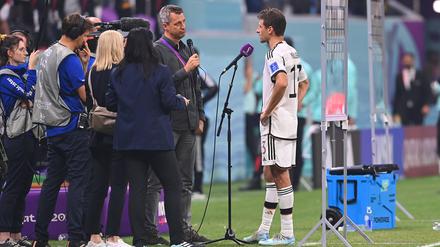 Nationalspieler Thomas Müller bei den Interviews nach dem Spiel gegen Costa Rica