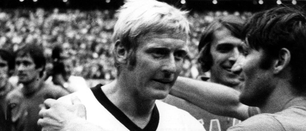 Der italienische Abwehrspieler Tarcisio Burgnich (r) tröstet nach der 3:4-NIederlage im WM-Halbfinale 1970 den deutschen Verteidiger Karl-Heinz Schnellinger (l). 