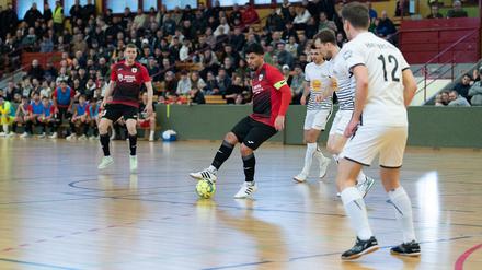 Aufsteiger FC Liria (schwarz-rote Trikots) ist überraschend Dritter in der Futsal-Bundesliga.