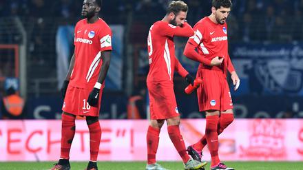 Wilfried Kanga, Lucas Tousart und Agustin Rogel  (von links) mussten mit Hertha in Bochum eine empfindliche Niederlage hinnehmen. 