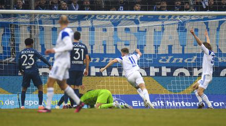 Schalke setzt seine Aufholjagd im Abstiegskampf fort.