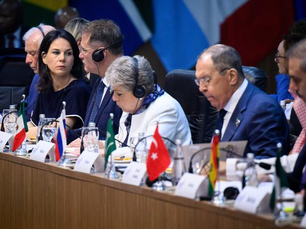 Die Außenminister der 19 führenden Industrie- und Schwellenländer sowie der Europäischen Union beraten unter anderem über die Themen Hunger, nachhaltige Entwicklung, die regelbasierte politische Ordnung, sowie die Lage in der Ukraine. 