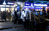 Polizeikräfte setzen in Hamburg im Schanzenviertel Wasserwerfer gegen Demonstranten ein.