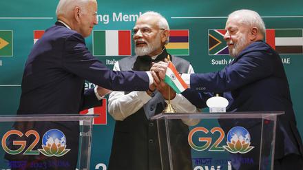Joe Biden (l-r), Präsident der USA, Narendra Modi, Premierminister von Indien, und Luiz Inacio Lula da Silva, Präsident von Brasilien, halten sich während des G20-Gipfels an den Händen. 