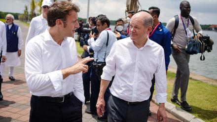 Emmanuel Macron (links) und Bundeskanzler Olaf Scholz (SPD) unterhalten sich am Rande des G20-Gipfels im Tahura Ngurah Rai Mangrovenwald.