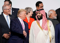 US-Präsident Donald Trump (vorne links) unterhält sich mit dem saudischen Kronprinz Mohammed bin Salman (vorne rechts) in Osaka.