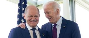 21.05.2023, Japan, Hiroshima: Joe Biden (r), Präsident der USA, spricht mit Bundeskanzler Olaf Scholz (SPD) vor einer Arbeitssitzung zur Situation in der Ukraine während des G7-Gipfels in Hiroshima, Japan.