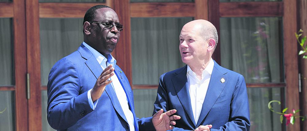 Bundeskanzler Scholz heißt Senegals Präsidenten im vergangenen Juni beim G7–Gipfel auf Schloss Elmau bei Garmisch-Partenkirchen willkommen.