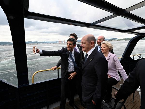 Der britische Premier schießt ein Selfie mit Kanadas Premier Trudeau, Bundeskanzler Scholz, EU-Ratschef Michel und EU-Kommissionspräsidentin von der Leyen.