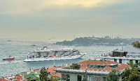 Auf der Uferpromenade des Galataport – links ein Kreuzfahrtschiff, rechts der Komplex, im Hintergrund die Altstadt von Istanbul.