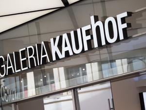 Der Schriftzug Galeria Kaufhof ist an einer Filiale der Warenhauskette Galeria Karstadt Kaufhof angebracht. 