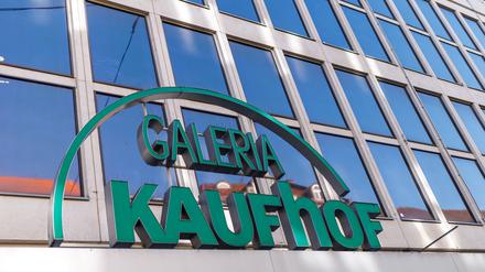 Das Logo an der Galeria Kaufhof-Filiale in der Königstraße in Nürnberg. Die Filiale ist eine von zwei Nürnberger Filialen, die auf der Schließungsliste steht.