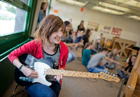 Ganztags ist Musik drin. Eine Schülerin probt mit ihrer Schulklasse in einem Musikraum der WilhelmBracke-Gesamtschule in Braunschweig, die im Ganztagsbetrieb läuft.