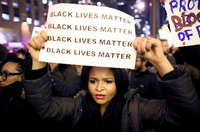 Keine Anklage: Der Polizist, der für den Tod des schwarzen New Yorkers Eric Garner verantwortlich ist, muss nicht mit Konsequenzen rechnen. Überall in den USA protestierten wütende Bürger gegen die Entscheidung der Grand Jury.