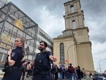 Kapelle des Potsdamer Garnisonkirchturms wird eingeweiht: Drinnen Gottesdienst, draußen Protest