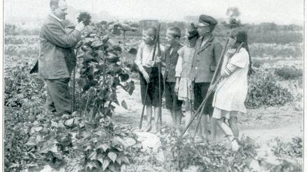 „Bei den Sonnenblumen“, nannte August Heyn dieses Foto, da in seinem Buch „Die Gartenarbeitsschule“ von 1921 erschienen war.