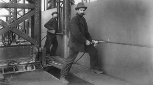Arbeiter beim Bau des Gaswerkes in Berlin Marienfelde im Jahr 1900 oder 1901.