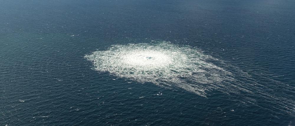 Das vom dänischen Verteidigungskommando zur Verfügung gestellte Foto zeigt das Nord Stream 2-Gasleck in der Nähe von Bornholm aus der Luft. 