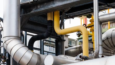 Rohre für Erdgas (gelb-schwarz) und Wasserstoff (gelb) sind in einer Industrieanlage in Baden-Württemberg montiert