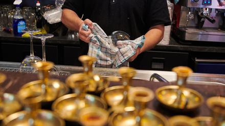 Archiv, 18.05.2021, Berlin: Ein Mitarbeiter eines mexikanischen Restaurants in Prenzlauer Berg poliert die Weingläser. 
