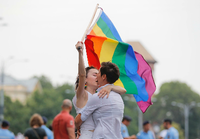 Zwei Frauen während der Gay-Pride-Parade in Bukarest