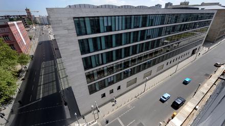 Das Gebäude des Auswärtigen Amts (r.) und das Gebäude der Internationalen Bauakademie Berlin (l.).