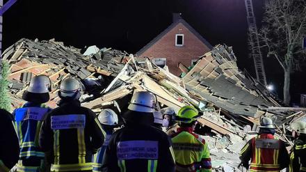 Feuerwehr und Rettungskräfte stehen vor einem eingestürzten Haus im Bochumer Stadtteil Linden.