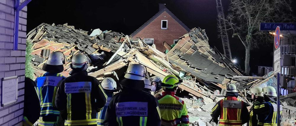 Feuerwehr und Rettungskräfte stehen vor einem eingestürzten Haus im Bochumer Stadtteil Linden.