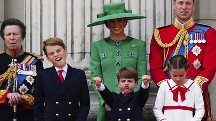 Prinzessin Anne (l-r), Prinz George, Prinzessin Kate, Prinz Louis, Prinz William und Prinzessin Charlotte stehen auf dem Balkon des Buckingham Palastes, um die Flugschau im Anschluss an die „Trooping the Colour“-Zeremonie zu verfolgen.
