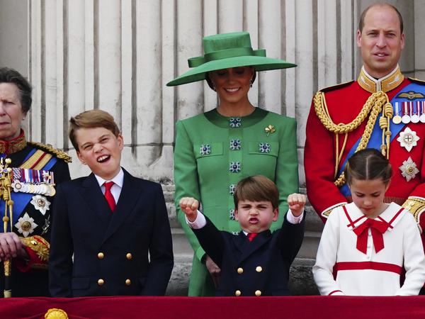 Prinzessin Kate (M.) im vergangenen Jahr bei der „Trooping the Colour“-Zeremonie mit Prinzessin Anne, Prinz George, Prinz Louis, Prinz William und Prinzessin Charlotte (v.l.n.r.).