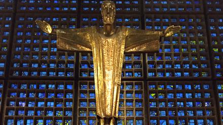 Die Christusfigur des Bildhauers Karl Hemmeter über dem Altar der neuen Gedächtniskirche. 