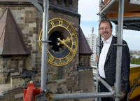 Wanderbaustelle. Martin Germer, Pfarrer der Kaiser-Wilhelm-Gedächtniskirche, auf dem Gerüst am neueren Glockenturm neben dem sanierten Altbau.
