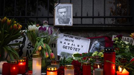 Symbolfigur der russischen Opposition. Gedenken an Alexej Nawalny vor dem Russischen Konsulat in Frankfurt am Main
