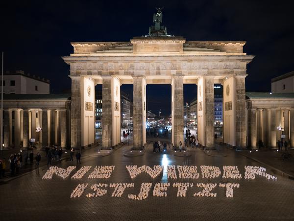 „Nie wieder ist jetzt“ steht während einer Lichteraktion von Fridays for Future Berlin gegen Rechtsextremismus vor dem Brandenburger Tor. Am 27. Januar ist der Tag des Gedenkens an die Opfer des Nationalsozialismus.