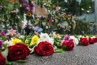 Kreuzberg trauert. Blumen liegen am Tatort.