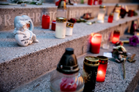 Rosen und Kerzen liegen auf dem Mahnmal für die Opfer des Attentats.