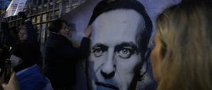 Eine Trauerkundgebung für den verstorbenen russischen Oppositionellen Alexej Nawalny vor der russischen Botschaft in Warschau.