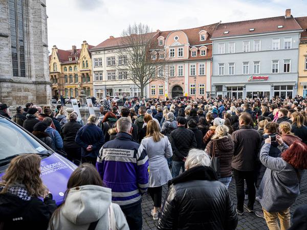 Auf dem Untermarkt von Mühlhausen wird am 4. April 2023 an die Opfer gedacht. Von hier stammten die Insassen eines der Fahrzeuge.