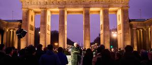 Frank-Walter Steinmeier hält vor dem Brandenburger Tor eine Ansprache zum Gedenken der Opfer des Erdbebens in der Türkei und in Syrien.