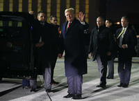 Präsident Donald Trump winkt, als er am Flughafen Orly bei Paris ankommt.