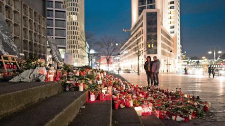 Blumen und Kerzen, die zum Gedenken an die Opfer vom Breitscheidplatz aufgestellt wurden, sind am 29.01.2017 auf den Stufen zur Gedächtniskirche in Berlin zu sehen.