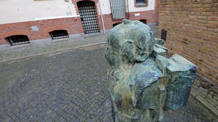 Die Statue in der Gedenkstätte Lindenstraße wurde vom VVN-BdA kritisiert, weil sie auch an inhaftierte NS-Täter erinnern würde.