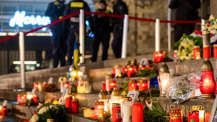 Kerzen stehen auf einer Treppe am Rande der Gedenkveranstaltung zum Terroranschlag auf dem Breitscheidplatz 2016. Der Tag des Anschlags, bei dem 13 Menschen getötet wurden, jährt sich zum siebten Mal.