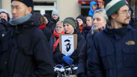 Mehr als 150 Menschen gedachten in Potsdam der Opfer des rassistischen Anschlags 2020 in Hanau.
