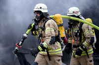 Bei den beiden Bränden waren insgesamt 100 Feuerwehrleute im Einsatz, twitterte die Feuerwehr.