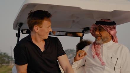 Journalist und Sportmoderator Jochen Breyer (l.) spricht auf der Reportagereise in Katar mit Khalid Salman.