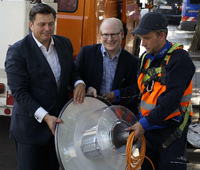 Von links: Stadtentwicklungssenator Andreas Geisel (SPD) und Abgeordneter Sven Heinemann (SPD) mit einer der neuen Lampen.