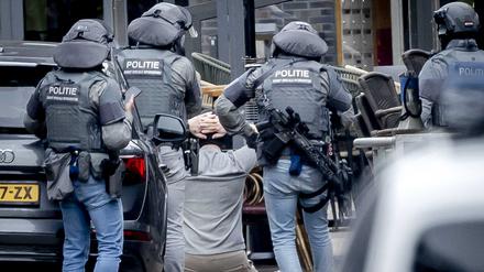Ein Mann wird vom DSI, einer Spezialeinheit der niederländischen Polizei,  vor einem Café in Ede festgenommen.