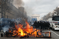 Eine Barrikade brennt bei "Gelbwesten"-Protesten am 16. März auf den Champs-Elysees.
