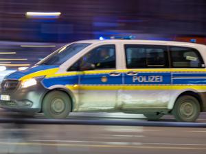 Ein Polizeiauto fährt mit Blaulicht zu einem Einsatz. Unbekannte haben in Berlin-Zehlendorf einen Geldautomaten gesprengt. (Archivbild)